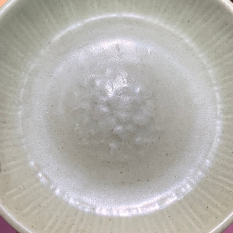 古玩陶瓷龍泉青瓷暗刻花卉紋盤真品鑒賞圖