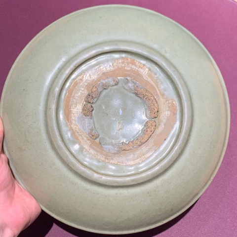 古玩陶瓷龍泉青瓷暗刻花卉紋盤真品鑒賞圖