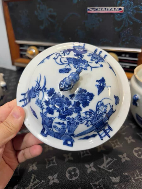 古玩陶瓷青花博古花卉紋蓋罐真品鑒賞圖