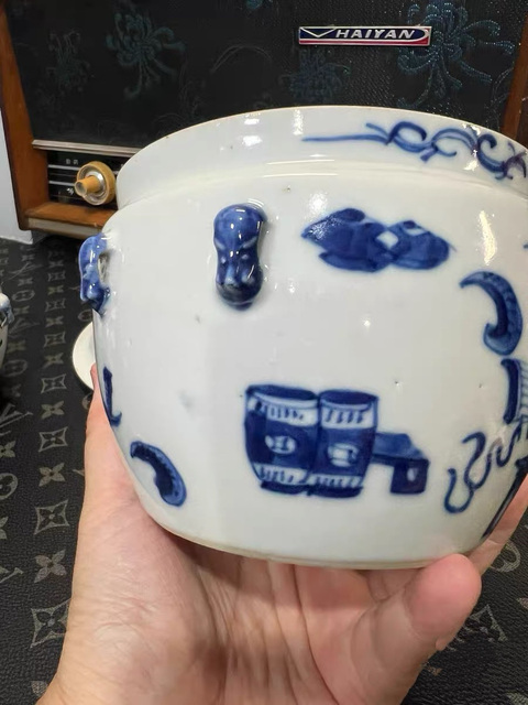 古玩陶瓷青花博古花卉紋蓋罐真品鑒賞圖