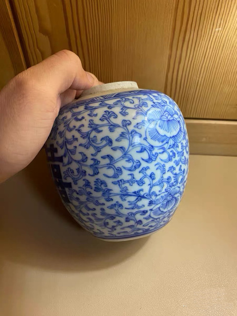 古玩陶瓷青花纏枝花卉喜字紋罐真品鑒賞圖