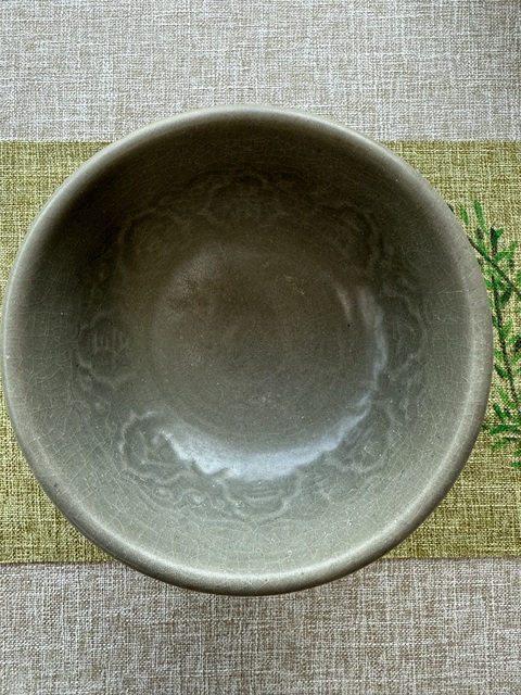 古玩陶瓷龍泉青瓷模印花卉紋碗真品鑒賞圖