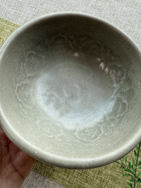 古玩陶瓷龍泉青瓷模印花卉紋碗真品鑒賞圖