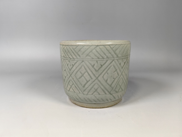 古玩陶瓷清中豆青釉暗刻回紋香爐真品鑒賞圖