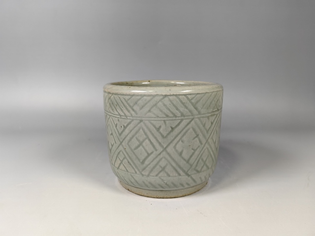 古玩陶瓷清中豆青釉暗刻回紋香爐真品鑒賞圖