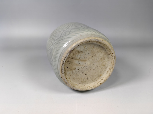 古玩陶瓷清中豆青釉暗刻回紋香爐真品鑒賞圖