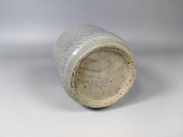 古玩陶瓷清中豆青釉暗刻回紋香爐真品鑒賞圖