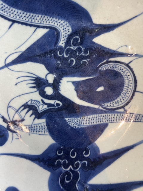 古玩陶瓷青花過(guò)墻龍紋盤(pán)真品鑒賞圖