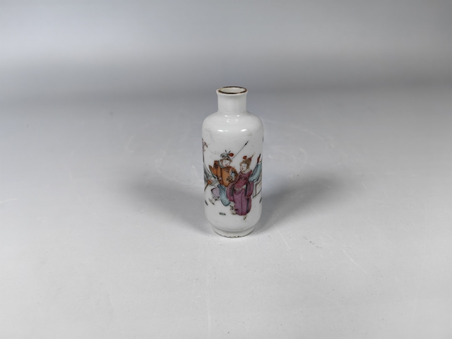 古玩陶瓷晚清刀馬旦人物紋粉彩鼻煙壺真品鑒賞圖