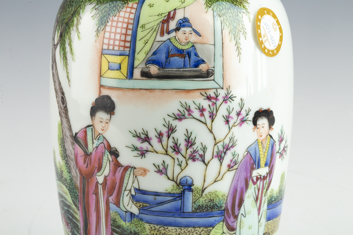 古玩陶瓷民國·粉彩《西廂記》人物詩文瓶真品鑒賞圖