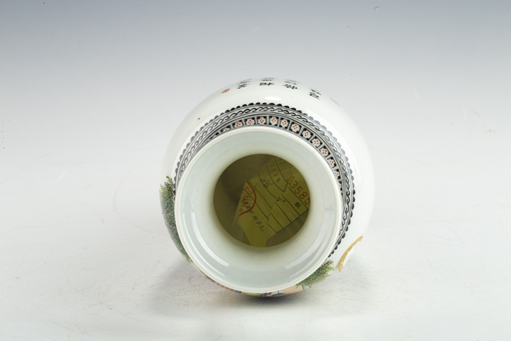 古玩陶瓷民國·粉彩《西廂記》人物詩文瓶真品鑒賞圖