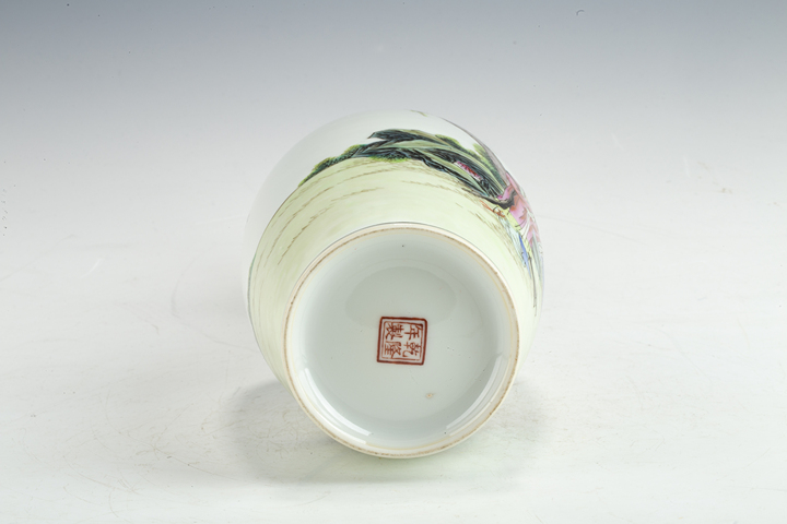 古玩陶瓷民國·粉彩《西廂記》人物詩文瓶真品鑒賞圖