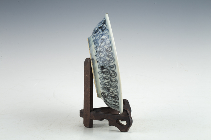 古玩陶瓷明空白期·青花內如意云頭外苜蓿花紋盤真品鑒賞圖