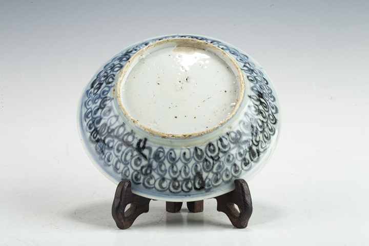 古玩陶瓷明空白期·青花內如意云頭外苜蓿花紋盤真品鑒賞圖