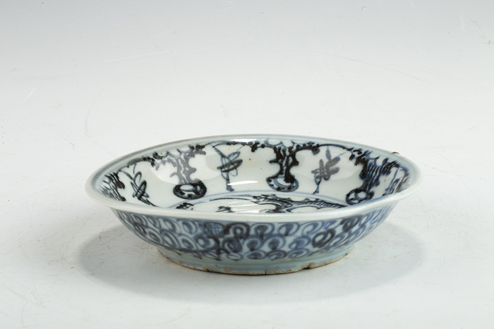 古玩陶瓷明空白期·青花內如意云頭外苜蓿花紋盤真品鑒賞圖