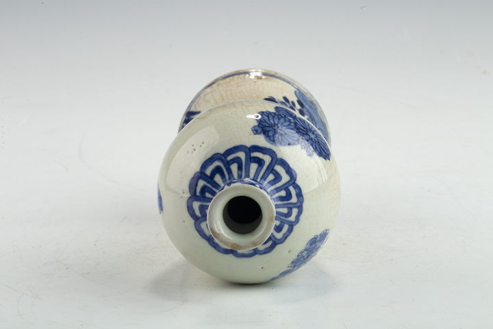 古玩陶瓷清早·青花洞石花卉紋梅瓶真品鑒賞圖