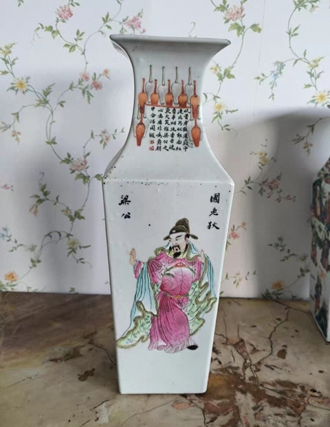 古玩陶瓷無雙譜粉彩四方撇口瓶真品鑒賞圖