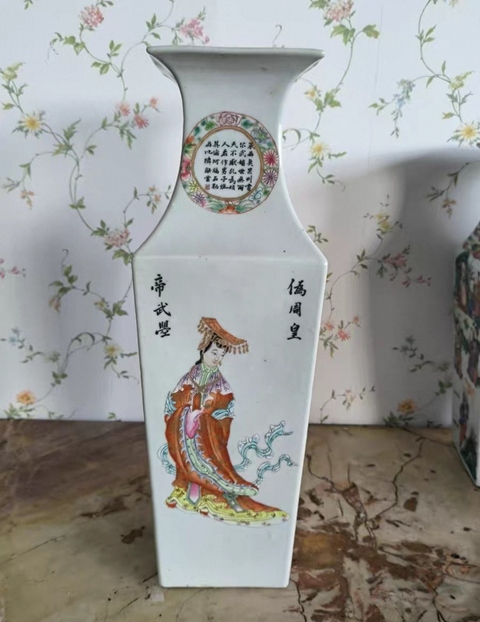 古玩陶瓷無雙譜粉彩四方撇口瓶真品鑒賞圖