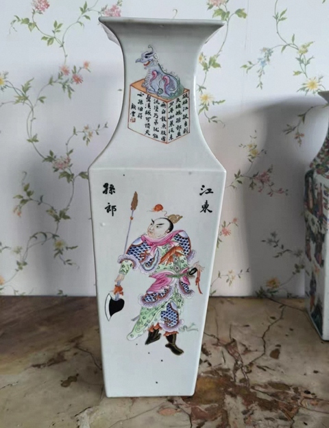 古玩陶瓷無雙譜粉彩四方撇口瓶真品鑒賞圖