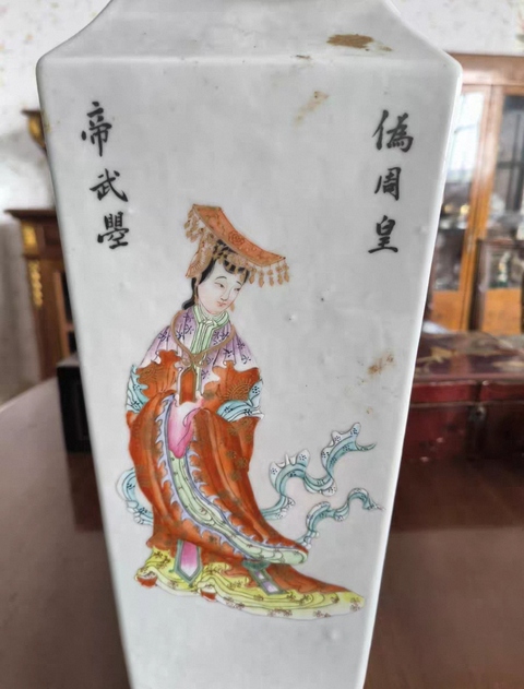 古玩陶瓷無雙譜粉彩四方撇口瓶真品鑒賞圖