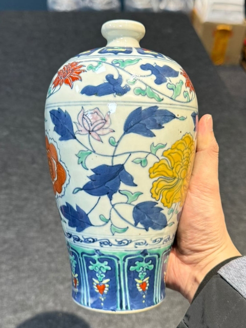 古玩陶瓷斗彩梅瓶真品鑒賞圖