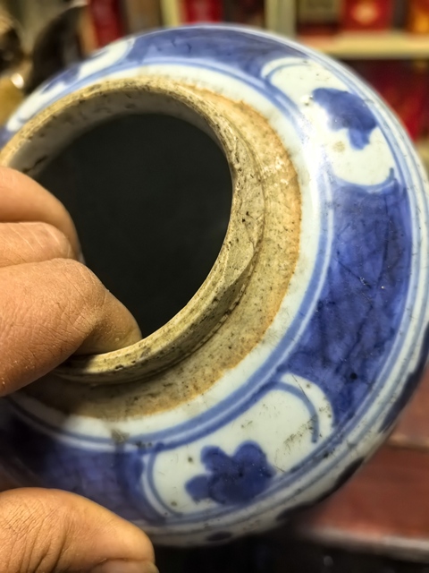 古玩陶瓷花卉紋青花罐真品鑒賞圖