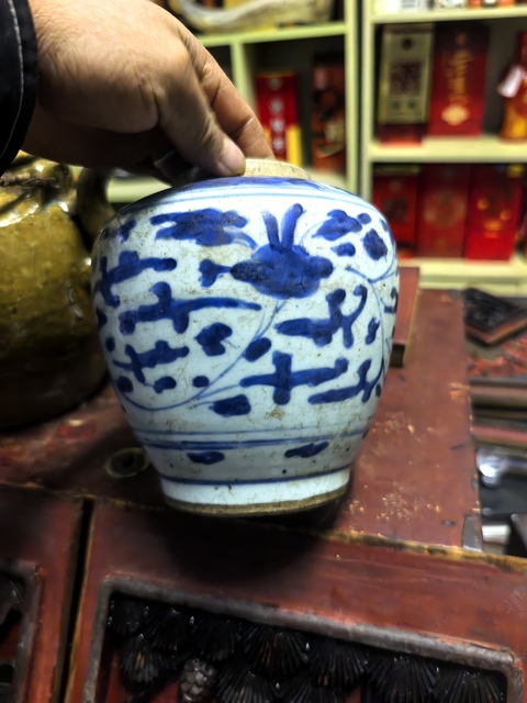 古玩陶瓷花卉紋青花罐真品鑒賞圖