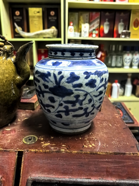 古玩陶瓷花卉紋青花罐真品鑒賞圖