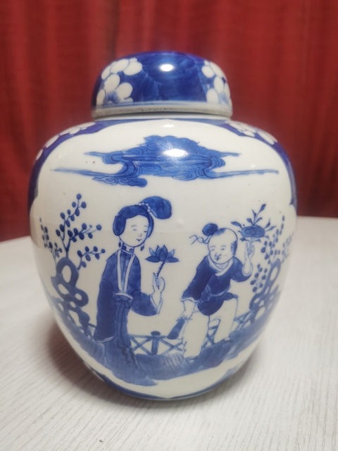 古玩陶瓷青花冰梅開窗人物紋蓋罐真品鑒賞圖