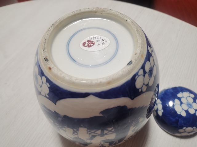 古玩陶瓷青花冰梅開窗人物紋蓋罐真品鑒賞圖