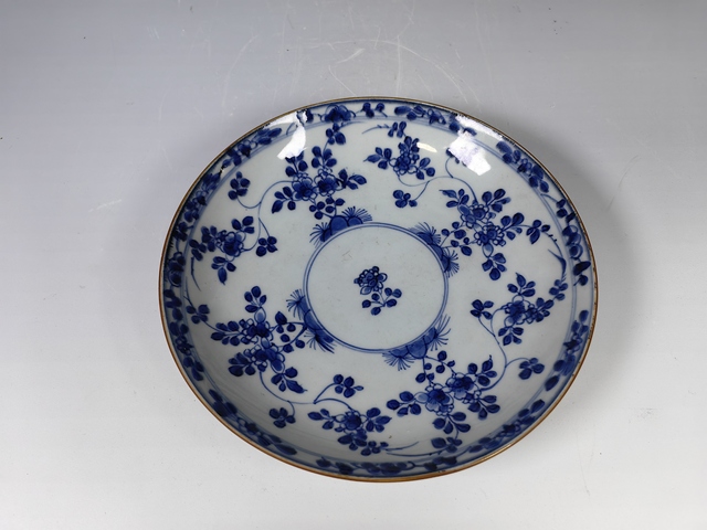 古玩陶瓷清康熙花卉紋青花盤真品鑒賞圖