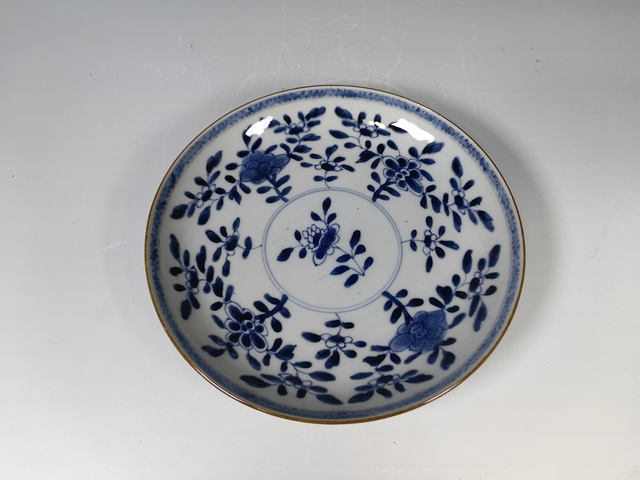 古玩陶瓷清早花卉紋青花盤真品鑒賞圖