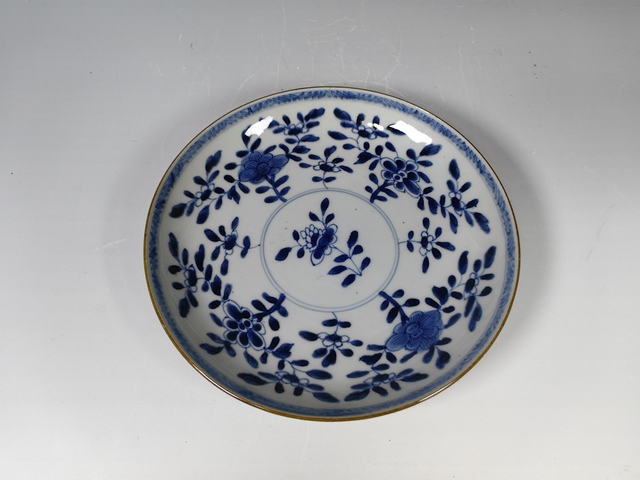 古玩陶瓷清早花卉紋青花盤真品鑒賞圖