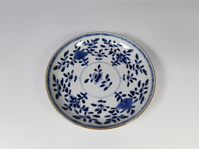 古玩陶瓷清早花卉紋青花盤真品鑒賞圖