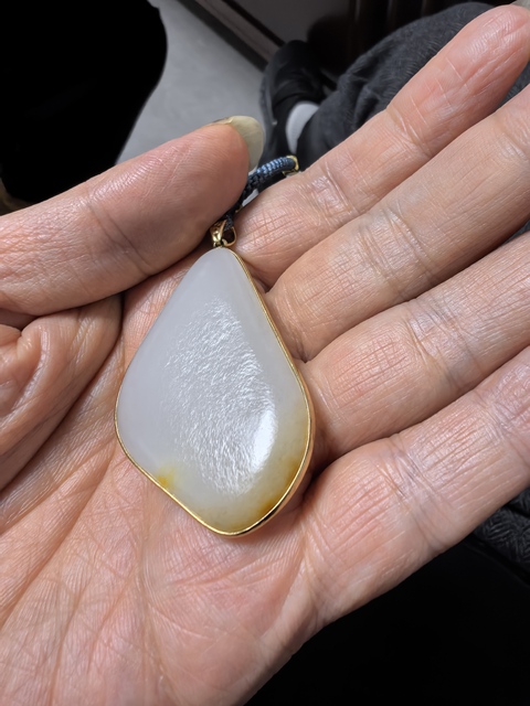 古玩玉器當代和田白玉金鑲玉吊墜真品鑒賞圖