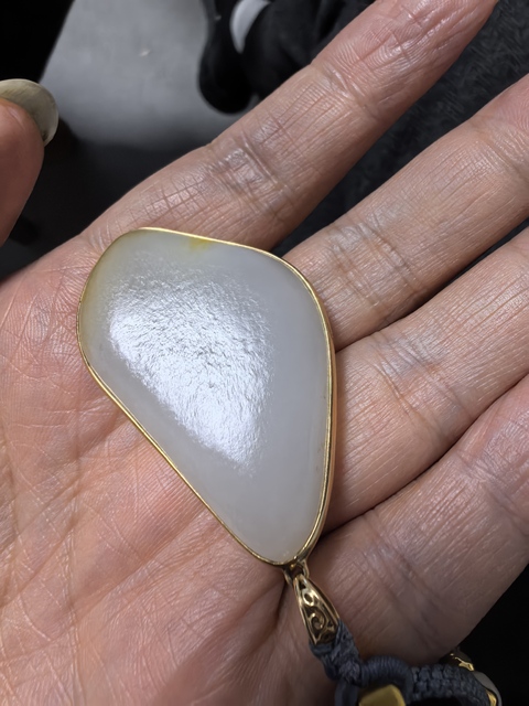 古玩玉器當代和田白玉金鑲玉吊墜真品鑒賞圖