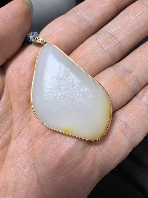古玩玉器當代和田白玉金鑲玉吊墜真品鑒賞圖