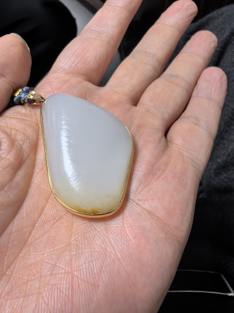 古玩玉器當代和田白玉金鑲玉吊墜真品鑒賞圖