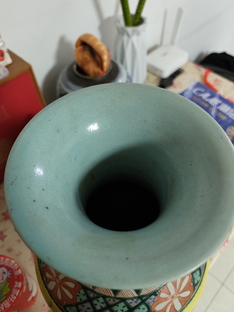 古玩陶瓷黃底五彩洞石火焰瑞獸紋觀音瓶真品鑒賞圖