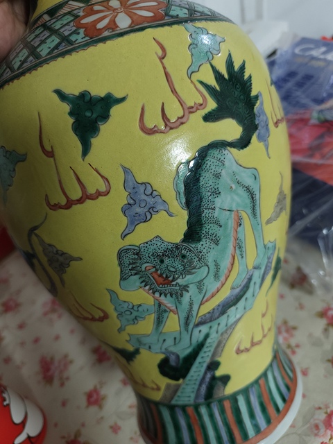 古玩陶瓷黃底五彩洞石火焰瑞獸紋觀音瓶真品鑒賞圖