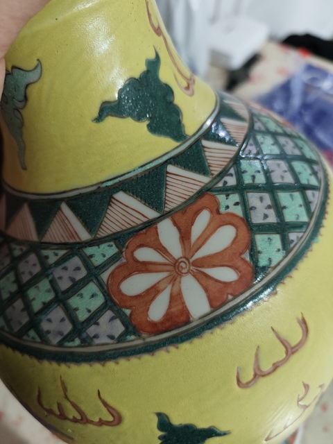 古玩陶瓷黃底五彩洞石火焰瑞獸紋觀音瓶真品鑒賞圖