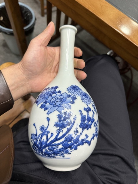 古玩陶瓷青花花卉紋膽瓶真品鑒賞圖