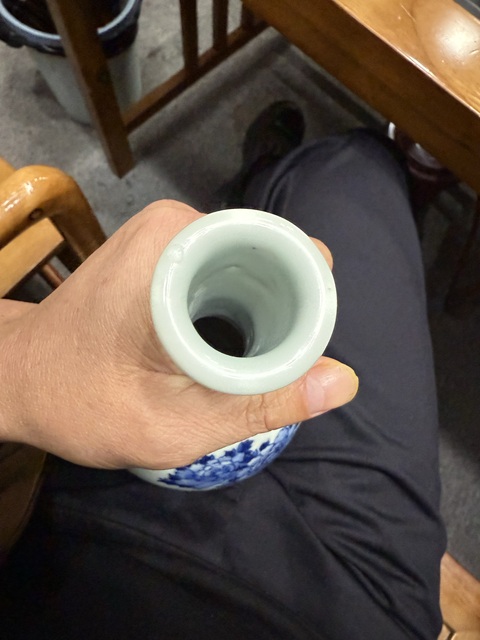 古玩陶瓷青花花卉紋膽瓶真品鑒賞圖