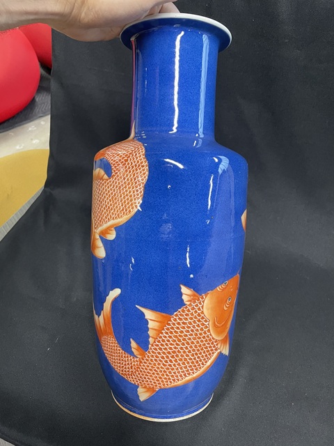 古玩陶瓷清晚期 灑藍釉礬紅魚紋棒槌瓶真品鑒賞圖