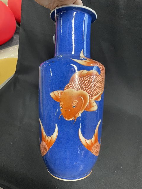 古玩陶瓷清晚期 灑藍釉礬紅魚紋棒槌瓶真品鑒賞圖