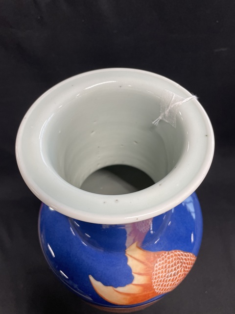 古玩陶瓷清晚期 灑藍釉礬紅魚紋棒槌瓶真品鑒賞圖