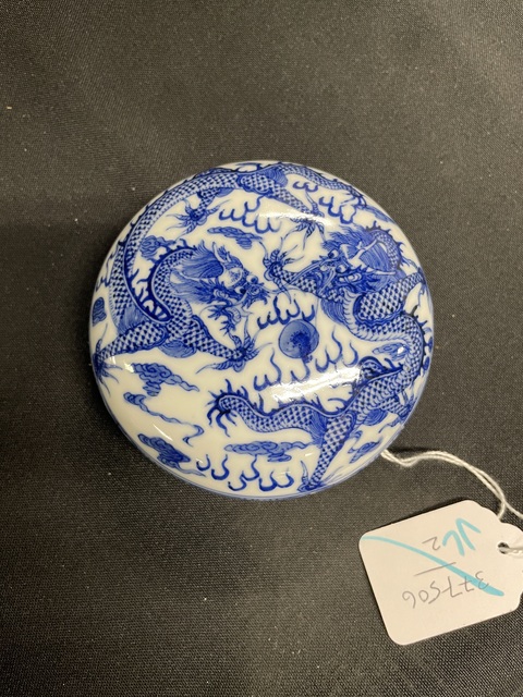 古玩陶瓷趕珠龍紋青花印泥盒真品鑒賞圖