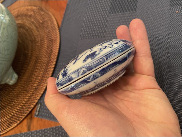 古玩陶瓷趕珠龍紋青花印泥盒真品鑒賞圖