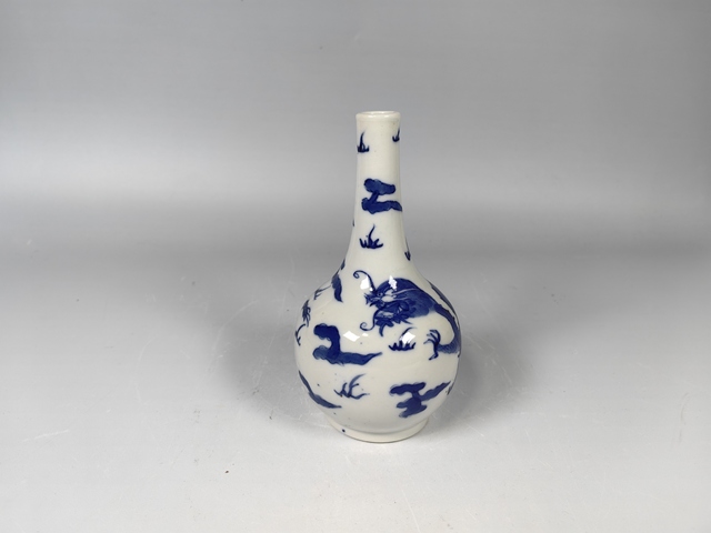 古玩陶瓷晚清雙龍戲珠青花撣瓶真品鑒賞圖