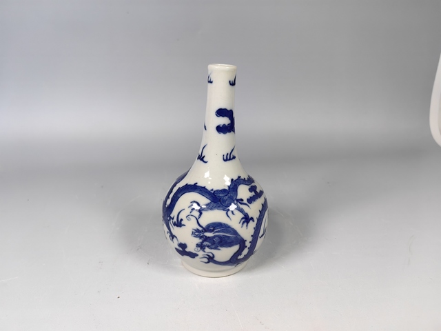 古玩陶瓷晚清雙龍戲珠青花撣瓶真品鑒賞圖